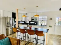 Marigold Inn ! Mid century renovated home! 1.2 mi from ND!!