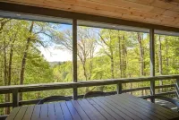 NEW LISTING! Beautiful Cabin with Mountain View in Fleetwood Falls