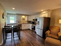 Recently renovated end-unit apartment in the heart of the Finger Lakes Hoteles en Hector