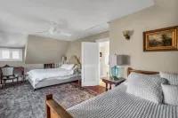 Ocean View, Pathway Situated, Large Wrap Around Porch, Private Parking! 오션 그로브 비치 주변 호텔