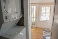 Prime Location in Town w Parking! Walk to Beach, Shops & Harbor-Sleeps 9