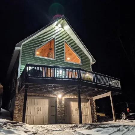 Charming, cozy, rustic Chalet.. Hollywood Hills, OLD FORGE, NY