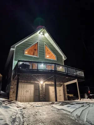 Charming, cozy, rustic Chalet.. Hollywood Hills, OLD FORGE, NY