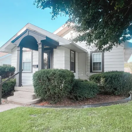 Charming 2 bedroom one bath home close to Highland Park!