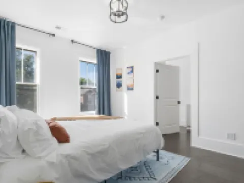 Jefferson Off Main: *4 Beds*King Beds*Walk to Main* 3 Full Bath Hotels in Madison