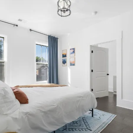Jefferson Off Main: *4 Beds*King Beds*Walk to Main* 3 Full Bath