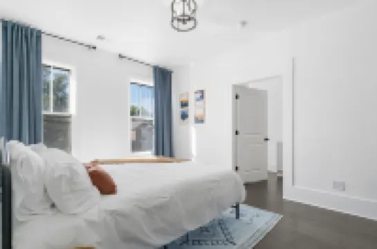 Jefferson Off Main: *4 Beds*King Beds*Walk to Main* 3 Full Bath