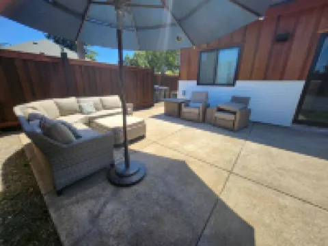Spacious and tropical 2 bedroom oasis . Sleeps 4