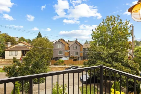Charming 3BR Townhome near DT Seattle W/ Balcony! Отели рядом с достопримечательностью «Алки Пойнт Лайтхаус»