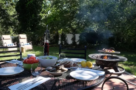 Charming, newly renovated house, a few steps from bike path. Отели рядом с достопримечательностью «Парк Си Вью»