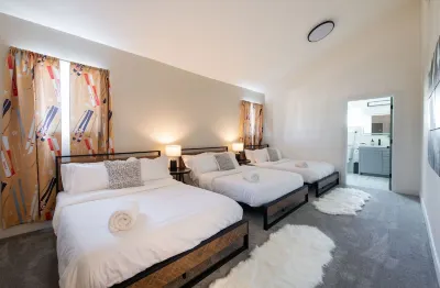 Basecamp: Sleeps 16! Game Garage! Minutes to Downtown! Hotels near Rock AG Church