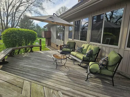 The Urban Lake House: Near Avalon Grand Resort