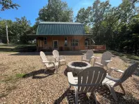 Cabin at the Cove. A hidden cabin walking distance to a private cove.