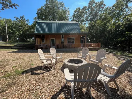 Cabin at the Cove. A hidden cabin walking distance to a private cove.