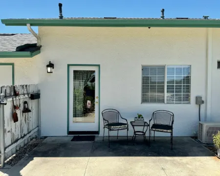 Cozy farmhouse studio, a chicken lovers dream! Hoteles en Templeton