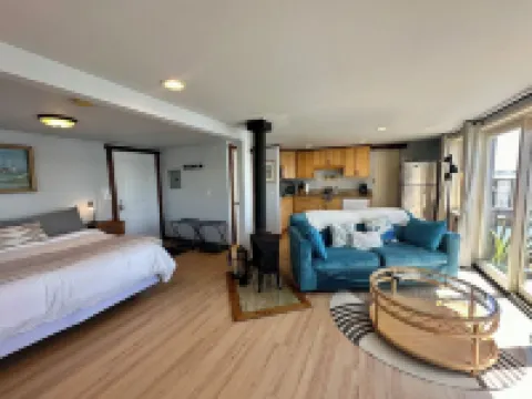 Romantic King Bed Studio ~ STUNNING VIEWS Bodega Bay - Perched over the water!