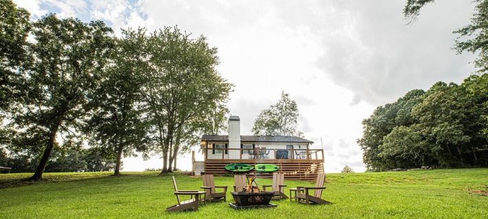 Ruth's Cottage at Addis Acres/Newly Renovated/Firepit/Private Pond/2BR/2BA/Deck Hotels in Spalding County