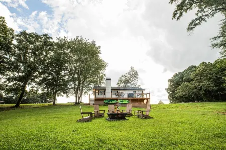 Ruth's Cottage at Addis Acres/Newly Renovated/Firepit/Private Pond/2BR/2BA/Deck