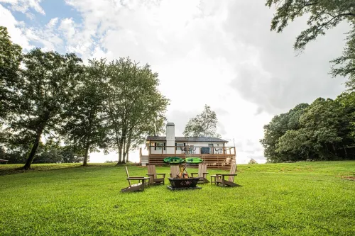 Ruth's Cottage at Addis Acres/Newly Renovated/Firepit/Private Pond/2BR/2BA/Deck Hotels in Spalding County