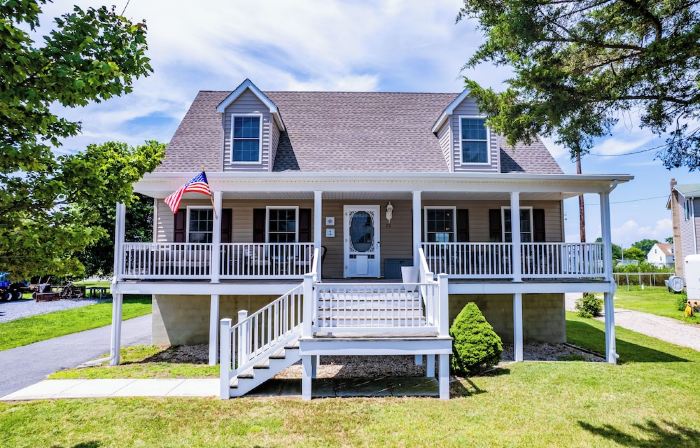 Bowers Retreat - Sleeps 10 - Steps to Beach & Bars! 10 Minutes to de Turf!