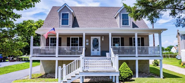 Bowers Retreat - Sleeps 10 - Steps to Beach & Bars! 10 Minutes to de Turf! Hotels in Kent County