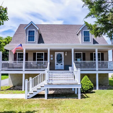 Bowers Retreat - Sleeps 10 - Steps to Beach & Bars! 10 Minutes to de Turf!