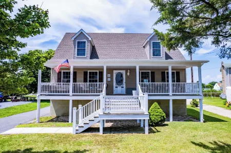 NEW! Bowers Retreat - Sleeps 10 - Steps to beach! 10 Minutes to DE Turf!