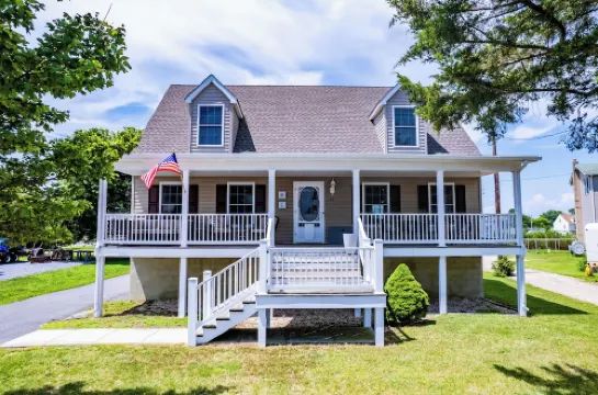 NEW! Bowers Retreat - Sleeps 10 - Steps to beach! 10 Minutes to DE Turf!