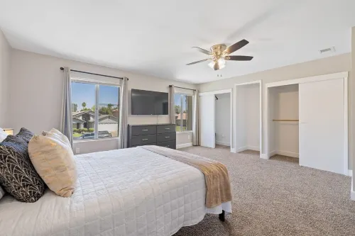 Spacious 5-bedroom house in delightful Bakersfield with AC, WiFi, Pet Friendly โรงแรมในเบเกอร์สฟีลด์