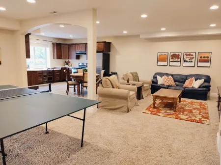 Family friendly home close to ski resorts, mountains, lakes, BYU, and UVU Отели в г. Плезант Гров