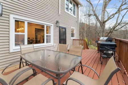 Graphite MTN Retreat - .75 mi to Hague Beach, access to Hague Brook, EV charger