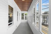 Updated, Historic District, Walk to Waterfront. Pet-Friendly! Sleeps 12