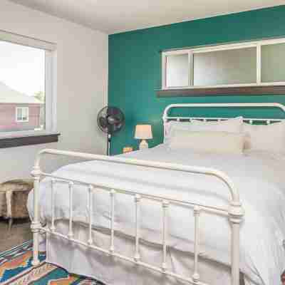 Brand New Townhome - 10 Minutes from Downtown Rooms