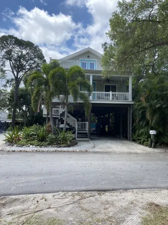 Condor Nest-private home-walk to downtown & the water! New heated POOL! Отели рядом с достопримечательностью «Oasis Beach»