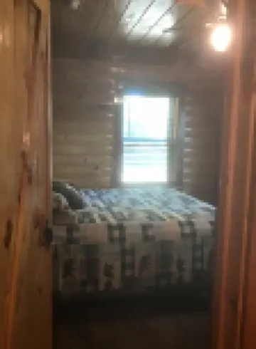 Log Cabin ,Ocklawaha FL, Close to Ocala Villages Pet Friendly ,Lake Weir