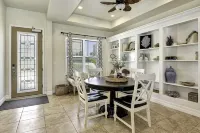 Luxury 5 Bed, 3 ba, Separate in-Law Suite, Htd Pool & Spa, Mins Walk to Beach