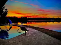 Lake Life Tiny House located on top of the water - Pool - 3 Kayaks - Beautiful!