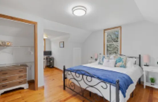 Fire Pit🔥 Walk to Town. 1st floor King Bed & Walk in Shower! Monthly Discounts!