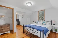 Fire Pit🔥 Walk to Town. 1st floor King Bed & Walk in Shower! Monthly Discounts!