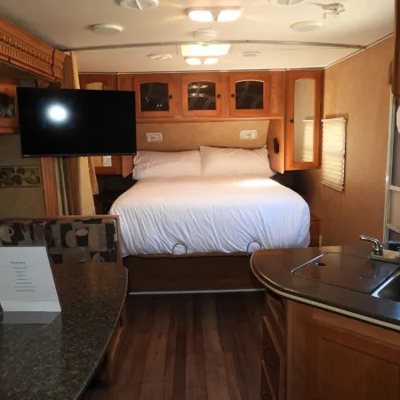 Cozy Camper/RV: Hot tub available