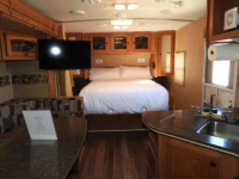 Cozy Camper/RV: Hot tub available