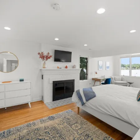 Amazing Waterfront Retreat with Pool, Pier, and Kayaks, Minutes from Annapolis