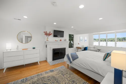 Amazing Waterfront Retreat with Pool, Pier, and Kayaks, Minutes from Annapolis