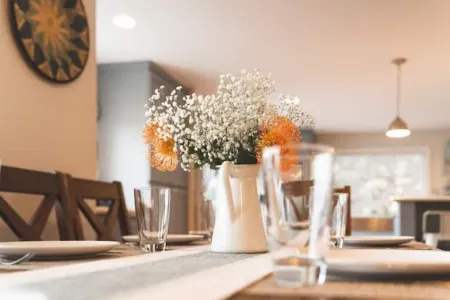 Tiered Garden Beach Home- Gameroom, Garden,Deck, MTS to Beaches,Lagoon, Legoland Отели рядом с достопримечательностью «Флауэр Филдс»