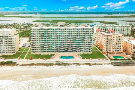 Aug - OCT Sale! Stunning Oceanfront King Ste 2Bd2BA Pool NoDrive Beach ShoreClub