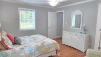 Charming & Cozy 3Bdr 2b Home in Heart of Swansboro Perfect for a Relaxing Stay!