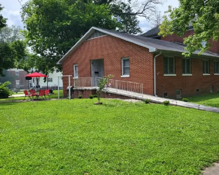 1500 Sq.ft. of Quaint Comfort in the heart of Olney close to downtown! 奧爾尼酒店