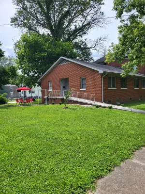 1500 Sq.ft. of Quaint Comfort in the heart of Olney close to downtown! Hotels in Olney