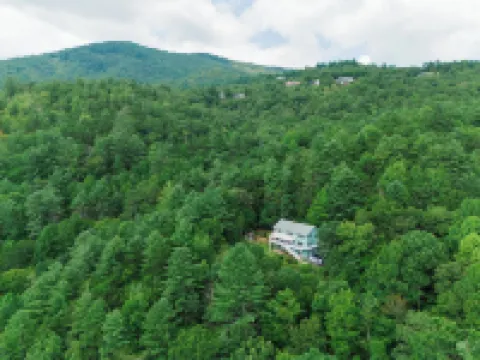 Bear Creek-Mountain views, decks that surround, and 3 creeks to discover!