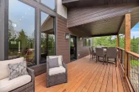 Stylish home with hot tub, pool access, wifi and garage